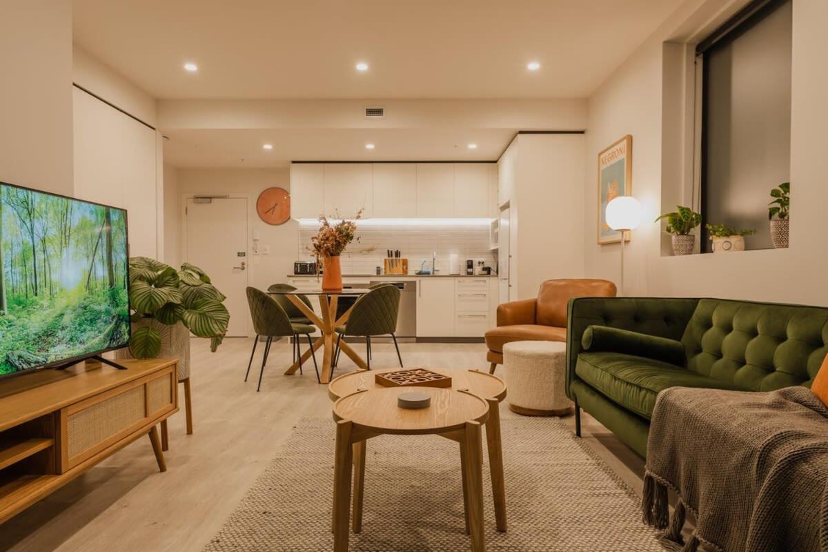 Luxury Life Galore - Sleeps 4 Apartment